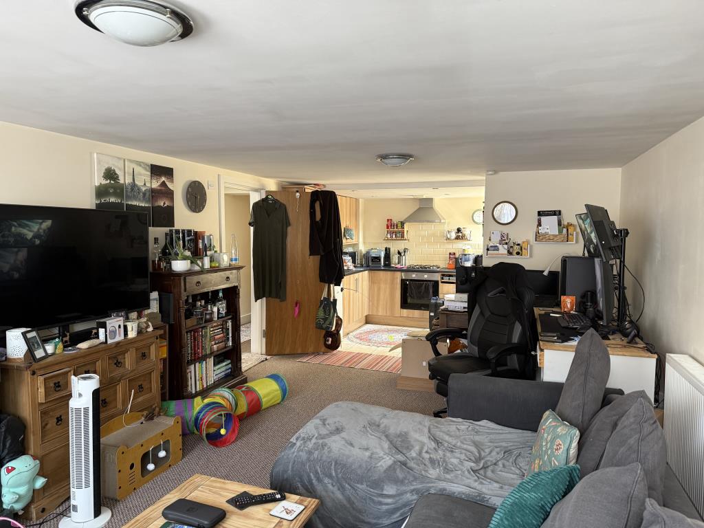 Lot: 159 - SUBSTANTIAL FREEHOLD INVESTMENT - Flat D living room and kitchen